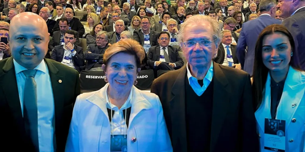 A prefeita Elizabeth Schmidt jutamente com Edson Vasconcelos (esquerda), Paulo Guedes e Faynara Merege