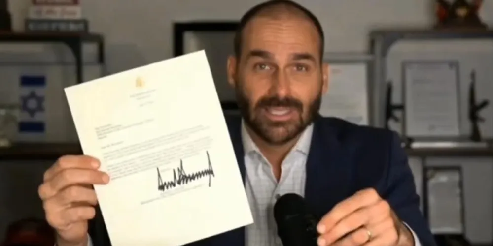 Eduardo Bolsonaro faz vídeo segurando carta