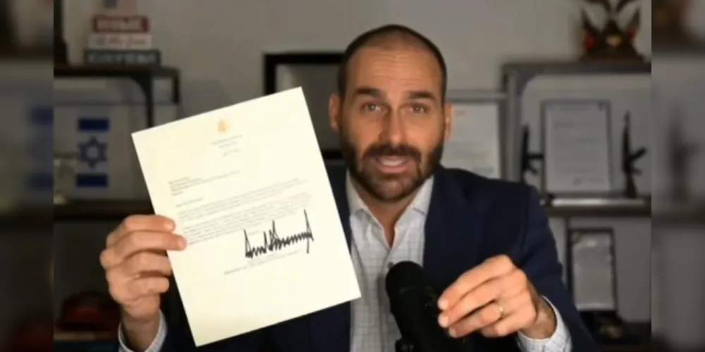Eduardo Bolsonaro faz vídeo segurando carta