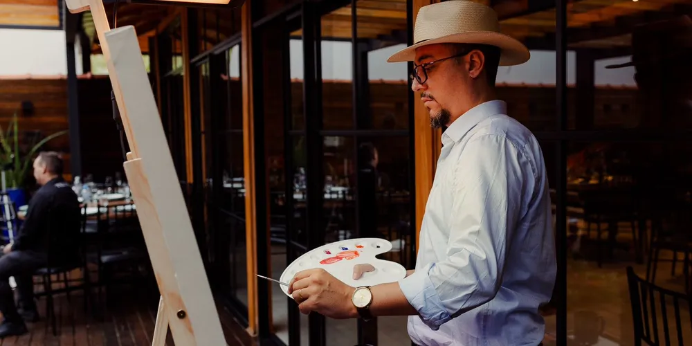 Emanuel Sansana é natural de Ponta Grossa, e começou a pintar com tinta acrílica em 2019