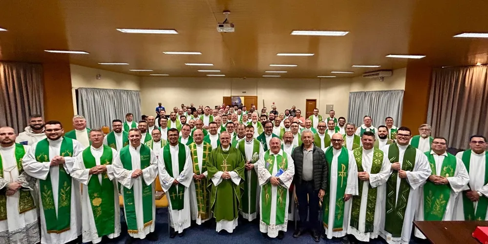 Presbíteros reunidos durante encontro