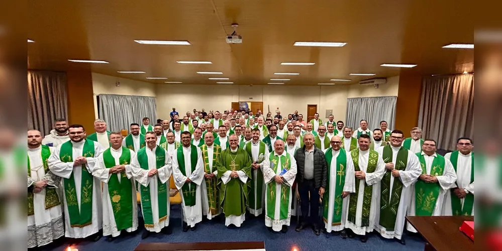 Presbíteros reunidos durante encontro