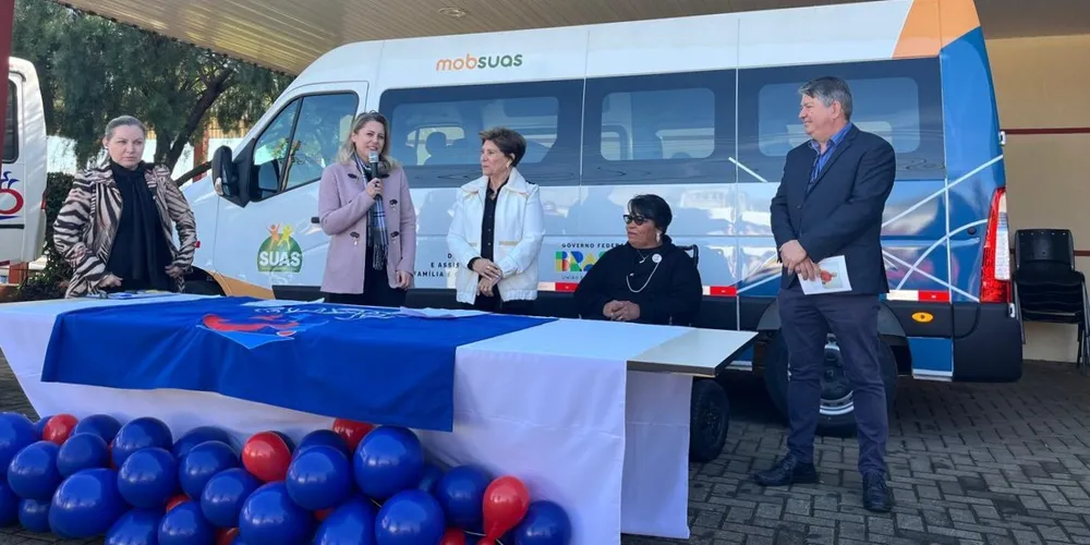 Prefeita realiza a entrega da van