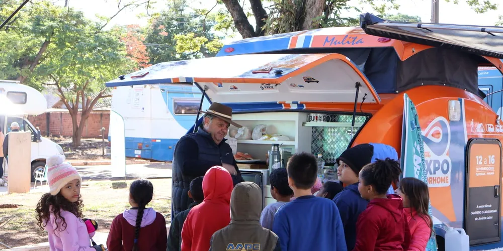 A ação conta com 25 veículos e cerca de 50 participantes, que estão percorrendo 11 cidades da região