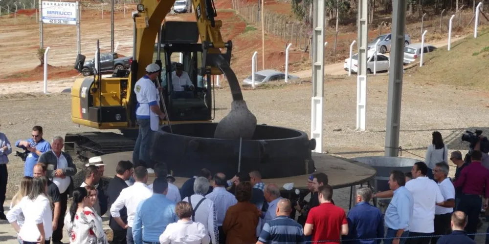 Entre as peculiaridades da festa, também estão o uso de uma 'megapanela', que possui dois metros de altura e nove metros de circunferência