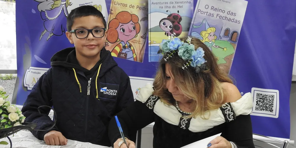 Os títulos que integram a coleção são: Aventuras da Xeretinha na Ilha do Mel, Livros de Pedra, O Reino das Portas Fechadas e Rodopiando Versos