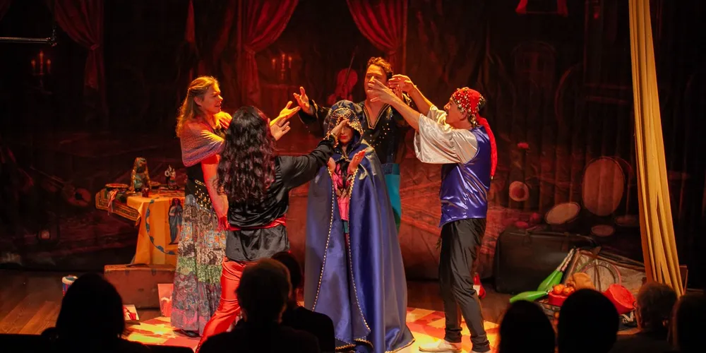 A narrativa, inspirada em fatos reais, propõe uma reflexão sobre preconceito, identidade e pertencimento