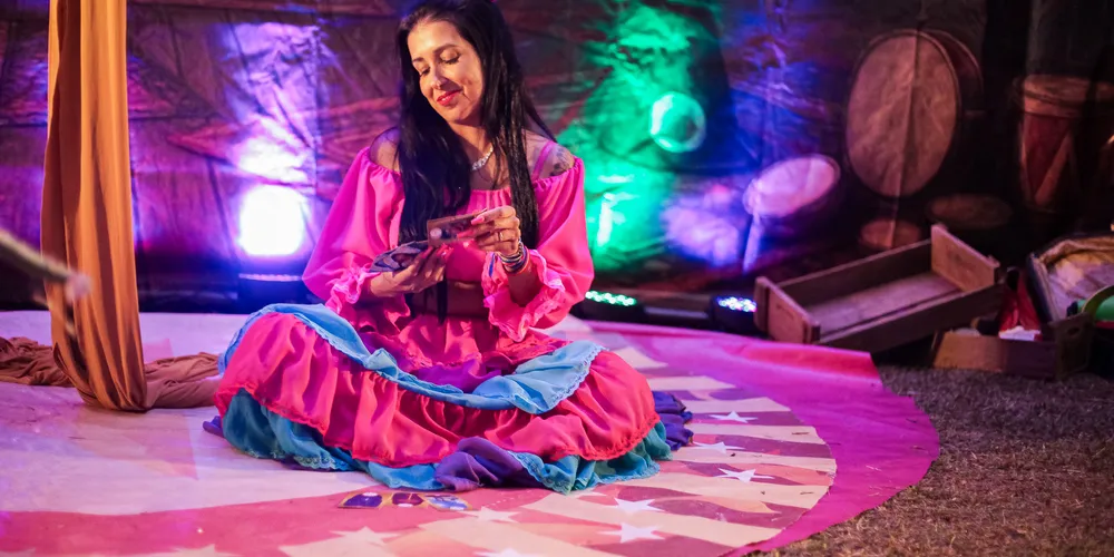 Unindo arte circense e cultura cigana, o projeto propõe uma experiência poética e sensível sobre identidade, pertencimento e resistência cultural