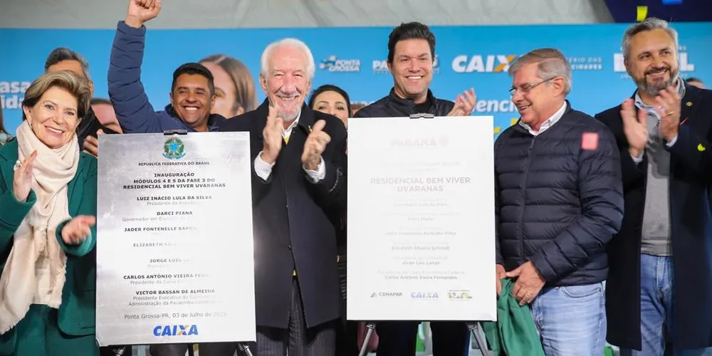 Lideranças durante a entrega das casas, na última quinta-feira (3)