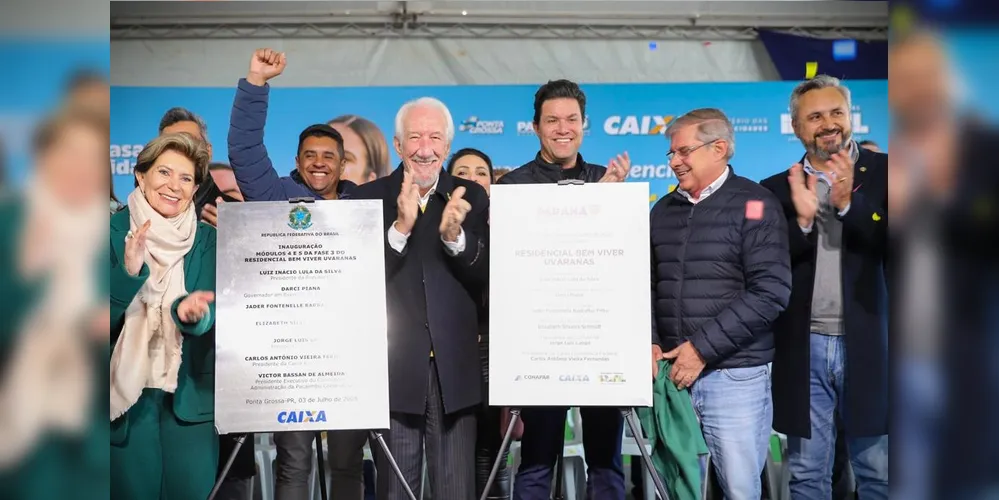 Lideranças durante a entrega das casas, na última quinta-feira (3)