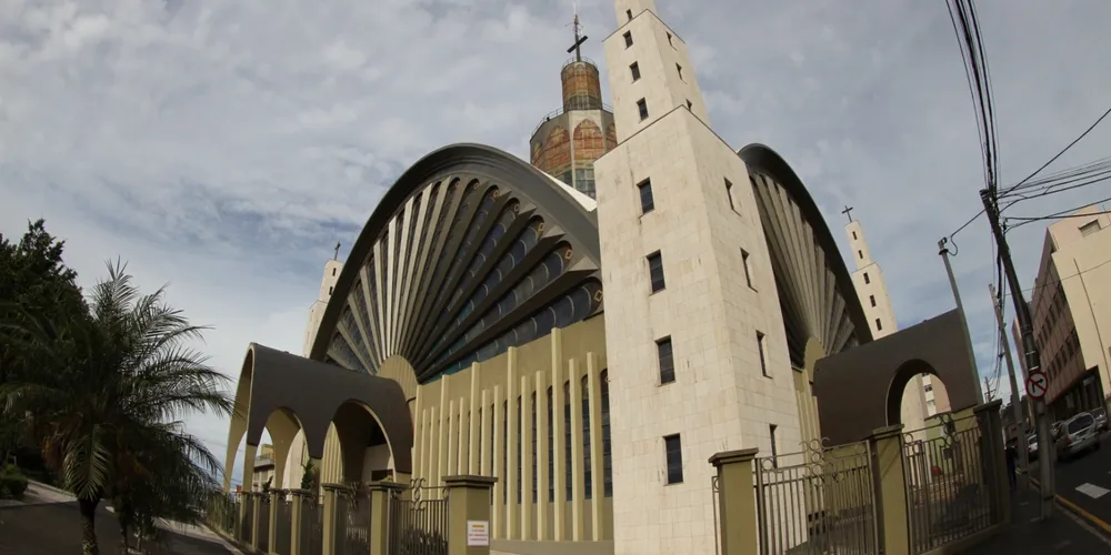 Fachada da  Catedral de Sant'Ana em Ponta Grossa