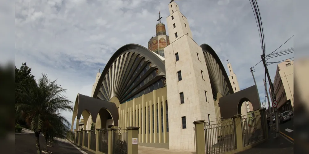 Fachada da  Catedral de Sant'Ana em Ponta Grossa