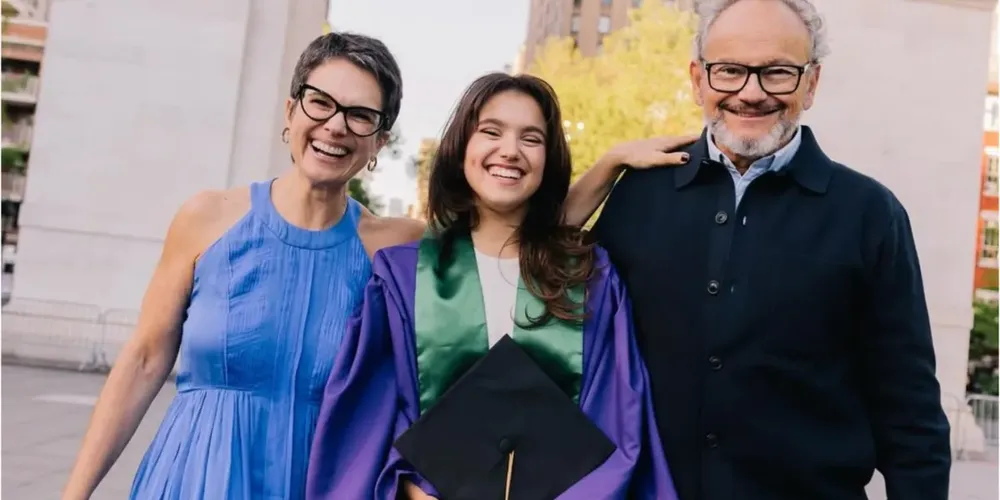 Filha de Sandra Annenberg assume namorada com beijão na rua