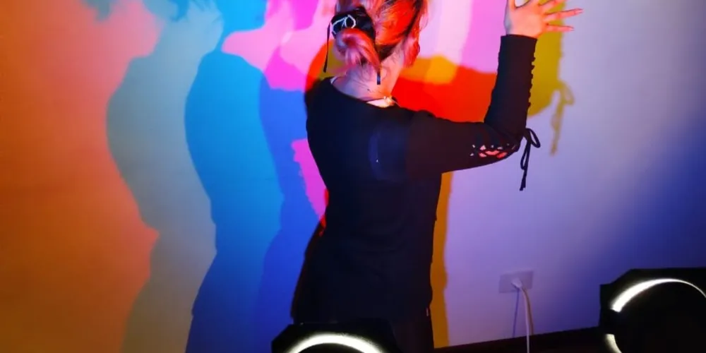 O objetivo das aulas é qualificar os profissionais, equipando-os com conhecimentos teóricos e práticos sobre instalação, operação e manutenção de sistemas elétricos e iluminação cênica