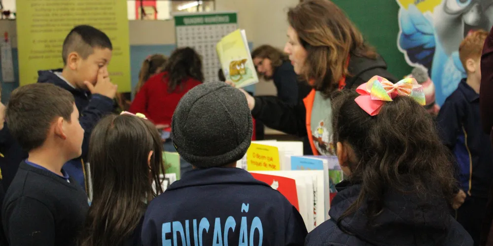 Alunos são ensinados sobre a importância da leitura durante dinâmica em escola rural
