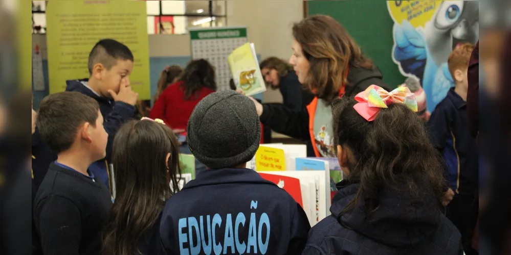Alunos são ensinados sobre a importância da leitura durante dinâmica em escola rural