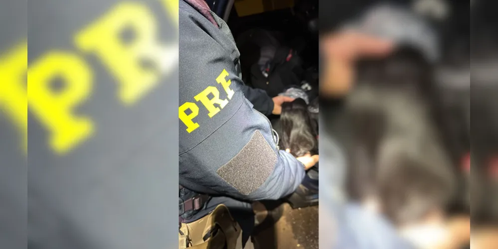 No interior do veículo, os policiais localizaram seis malas carregadas com mechas de cabelo humano