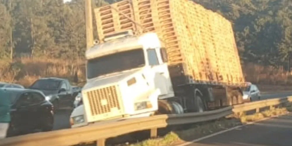 Devido à saída de pista, o fluxo segue lento no sentido Ponta Grossa - Curitiba
