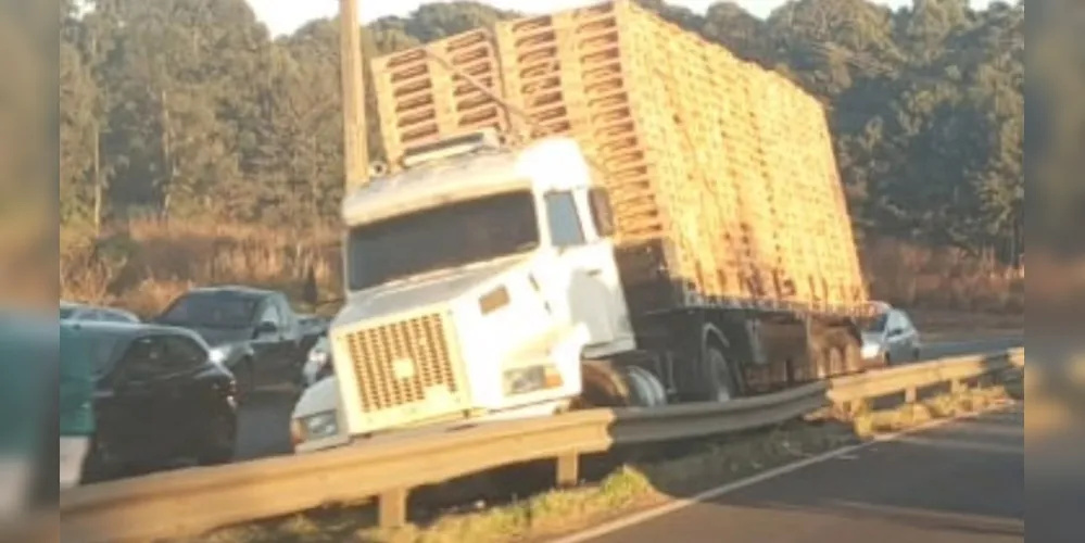 Devido à saída de pista, o fluxo segue lento no sentido Ponta Grossa - Curitiba