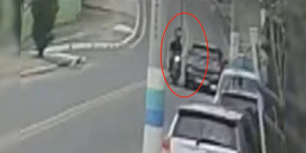Momento em que a vítima é atingida pelos disparos