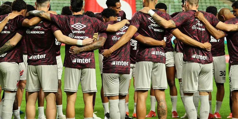 Atletas em treino antes de partida na Arena Independência