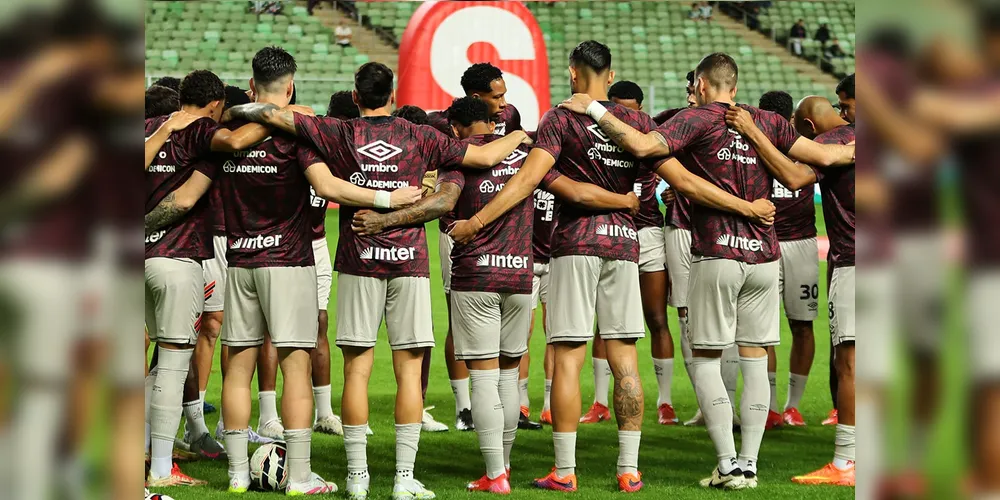 Atletas em treino antes de partida na Arena Independência