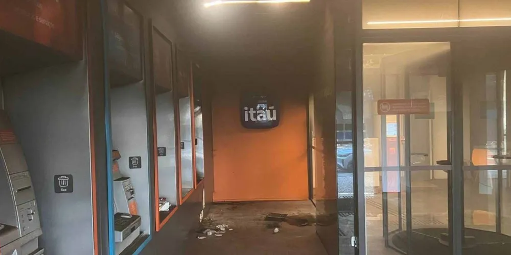 Estragos provocados pelo ataque à agência do banco Itaú, na Avenida Getúlio Vargas, na Savassi