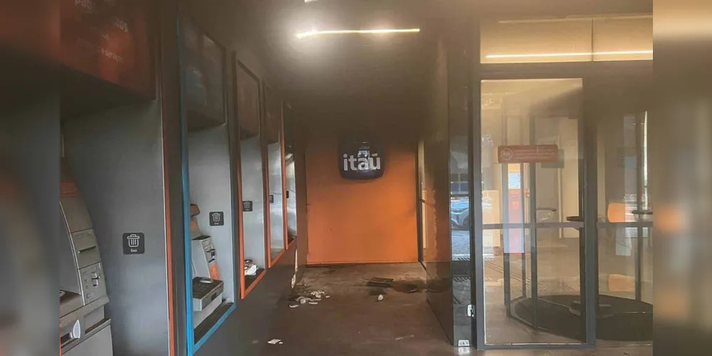 Estragos provocados pelo ataque à agência do banco Itaú, na Avenida Getúlio Vargas, na Savassi