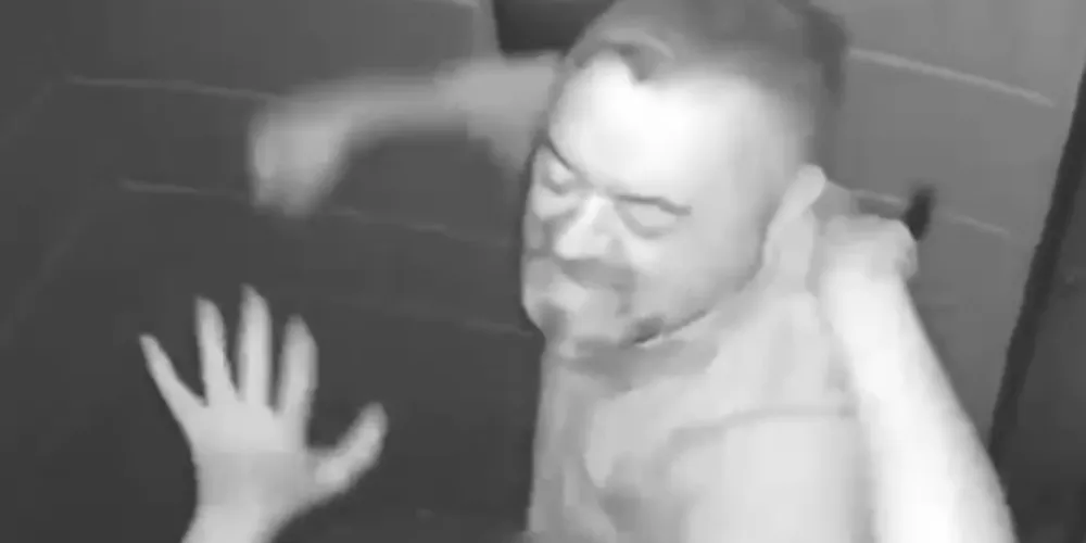 Câmera de segurança de elevador registrou o momento da agressão