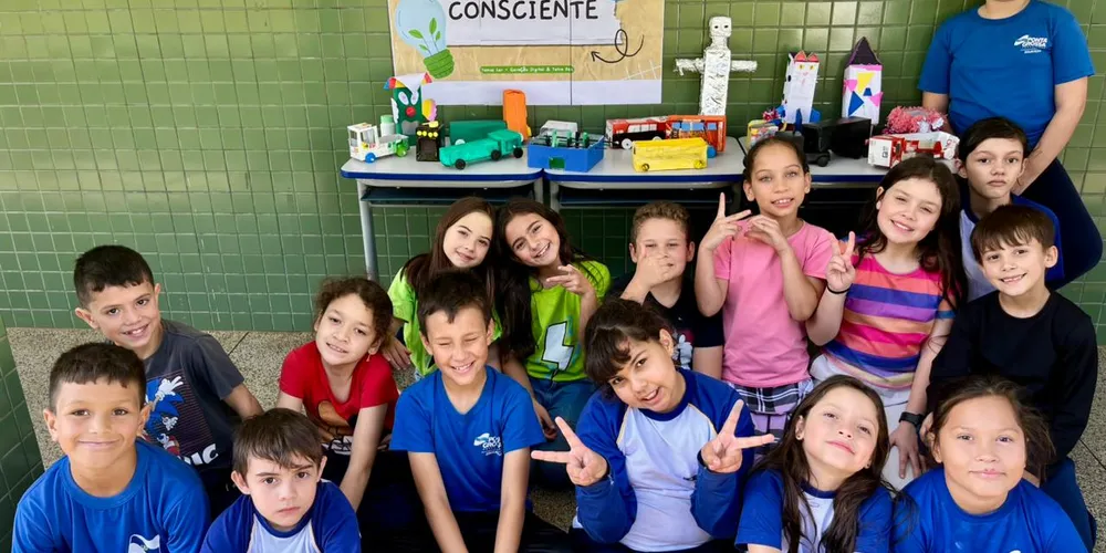 A turma de engajou de forma prática na aplicação dos conteúdos estudados, com a confecção de brinquedos com materiais recicláveis