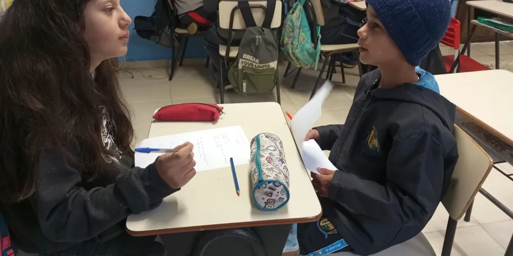 Parte das atividades incluiu a realização de entrevistas entre os alunos, abordando o tema estudado