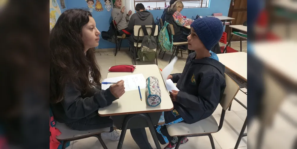 Parte das atividades incluiu a realização de entrevistas entre os alunos, abordando o tema estudado