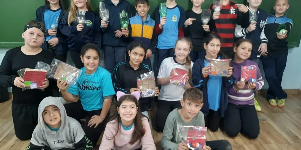 O resultado do trabalho dos alunos foram diversos jogos e brinquedos, que posteriormente foram entregues a colegas da escola
