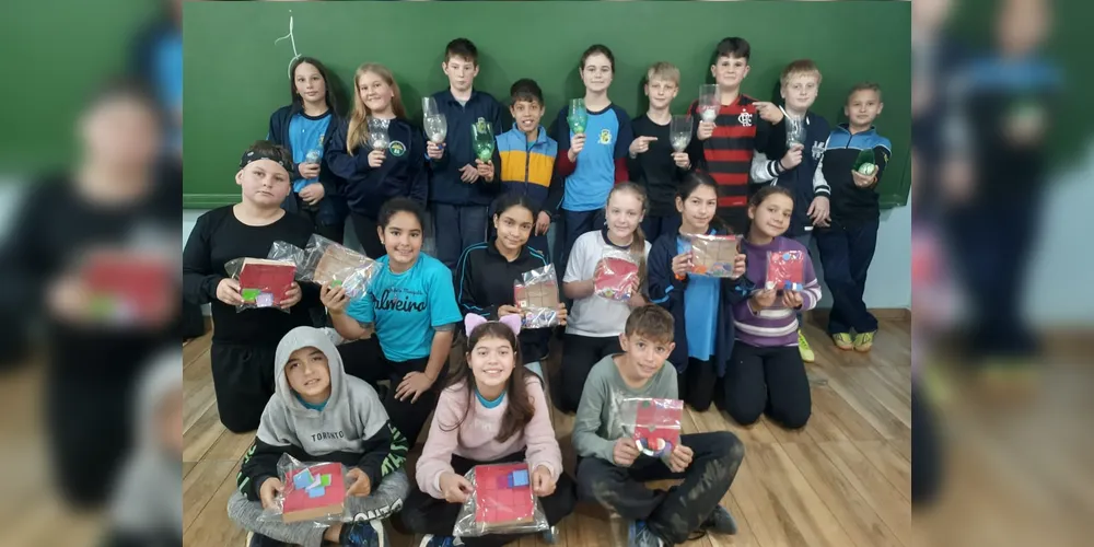 O resultado do trabalho dos alunos foram diversos jogos e brinquedos, que posteriormente foram entregues a colegas da escola