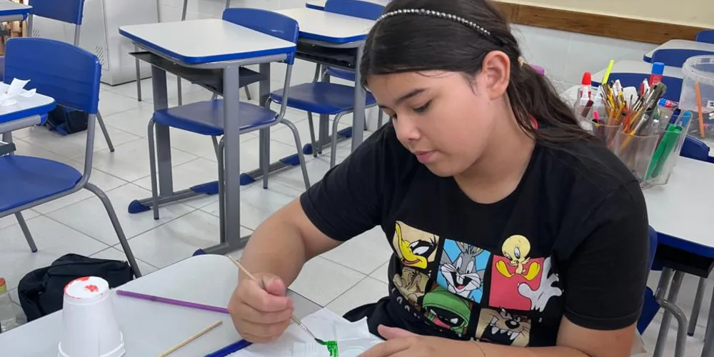 Os alunos realizaram a confecção de cataventos e realizaram um trabalho com obras inspiradas em uma produção do artista Ivan Cruz