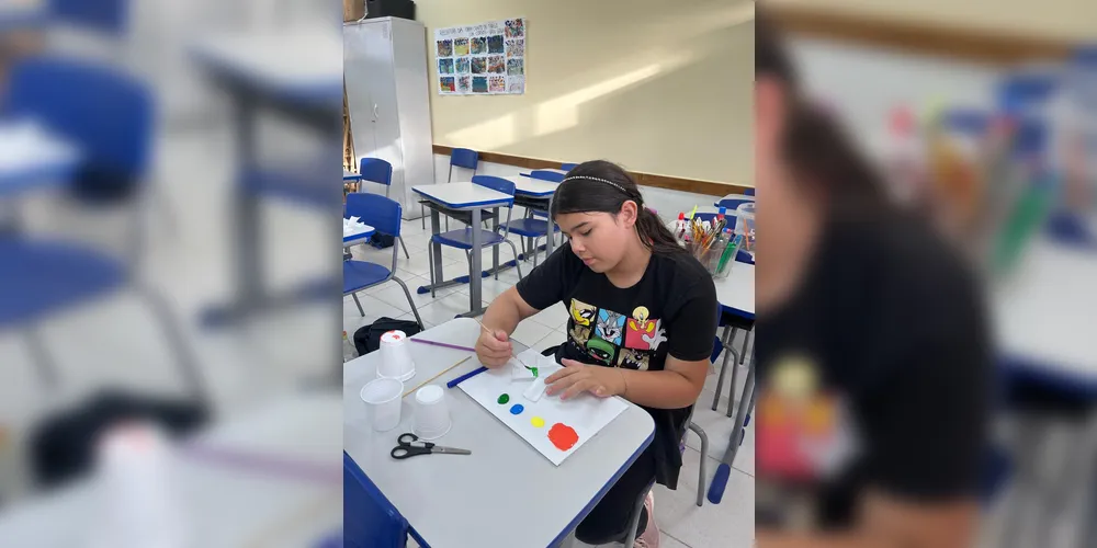 Os alunos realizaram a confecção de cataventos e realizaram um trabalho com obras inspiradas em uma produção do artista Ivan Cruz