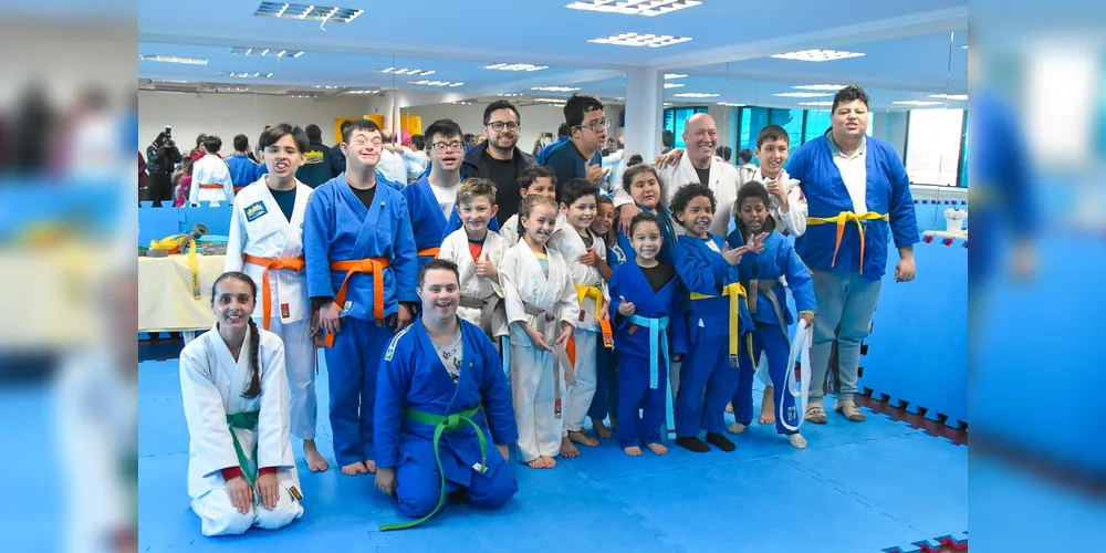 Alunos de judô com Síndrome de Down e autismo
recebem novas faixas em cerimônia especial