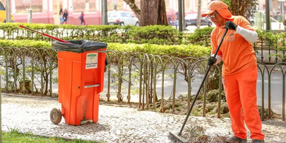 Executivo sanciona lei que institui Dia Municipal do Gari