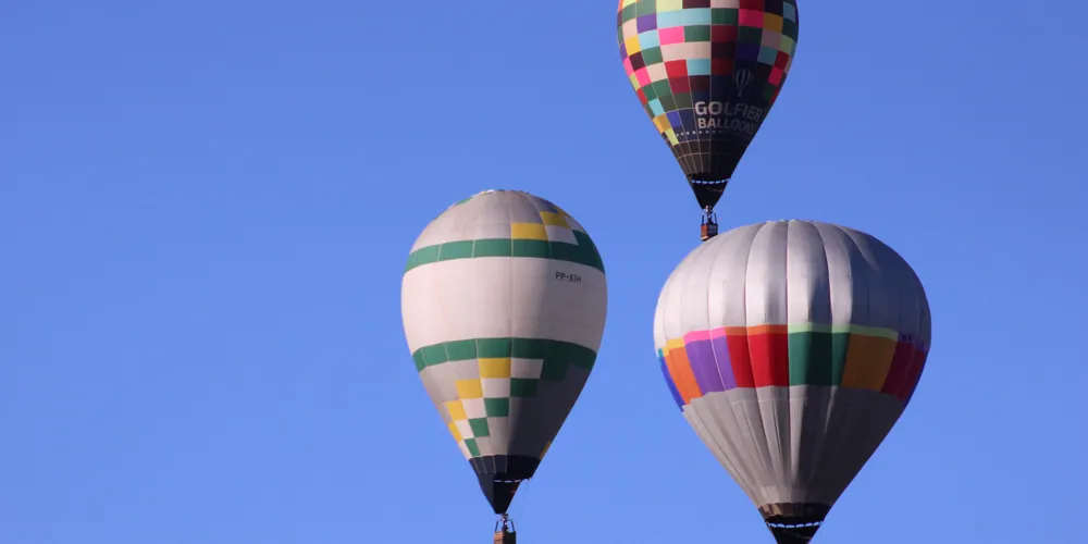 Os voos competitivos acontecem tanto pela manhã quanto na parte da tarde