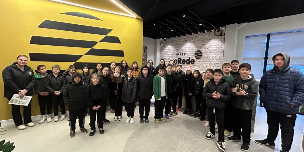 A visita busca aproximar os alunos do universo jornalístico, estimulando a leitura crítica, o protagonismo e o uso consciente da informação no cotidiano escolar