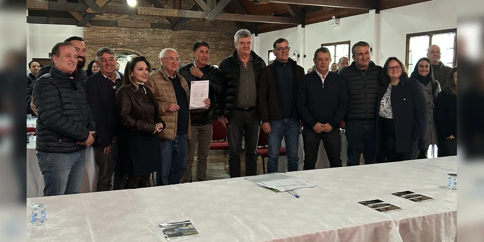 Prefeitos de vários municípios e lideranças do Estado estiveram reunidos em Castro