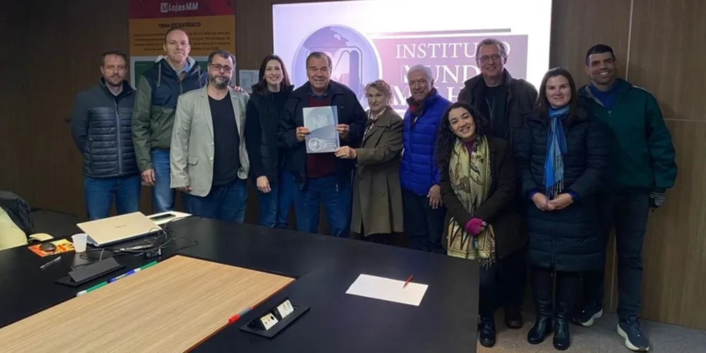 Representantes das instituições posam para foto após assinarem termos