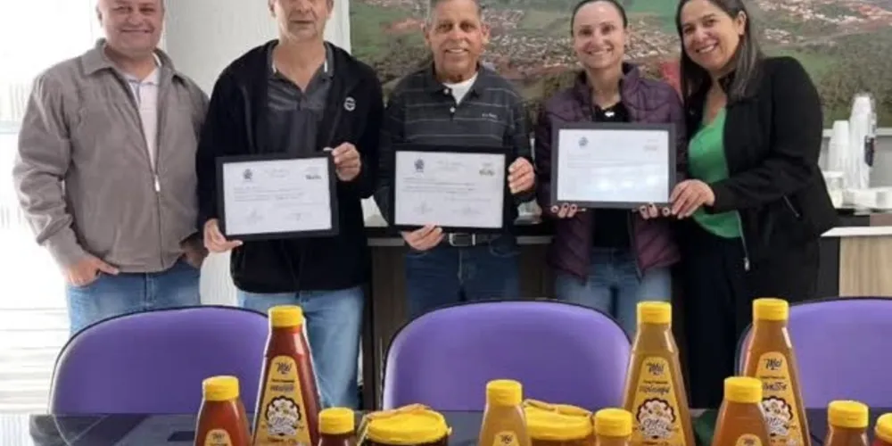 A entrega foi feita nesta sexta-feira (11), com a presença do prefeito Ary Mattos (PP)