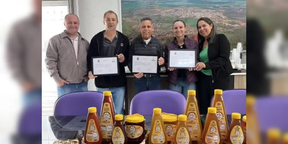 A entrega foi feita nesta sexta-feira (11), com a presença do prefeito Ary Mattos (PP)