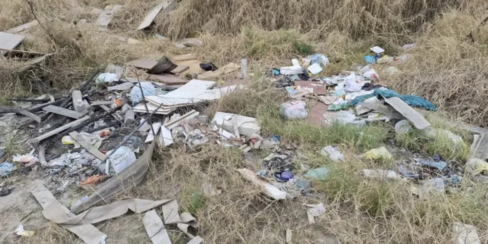 Descarte indevido de lixo em terrenos baldios preocupam Prefeitura de PG