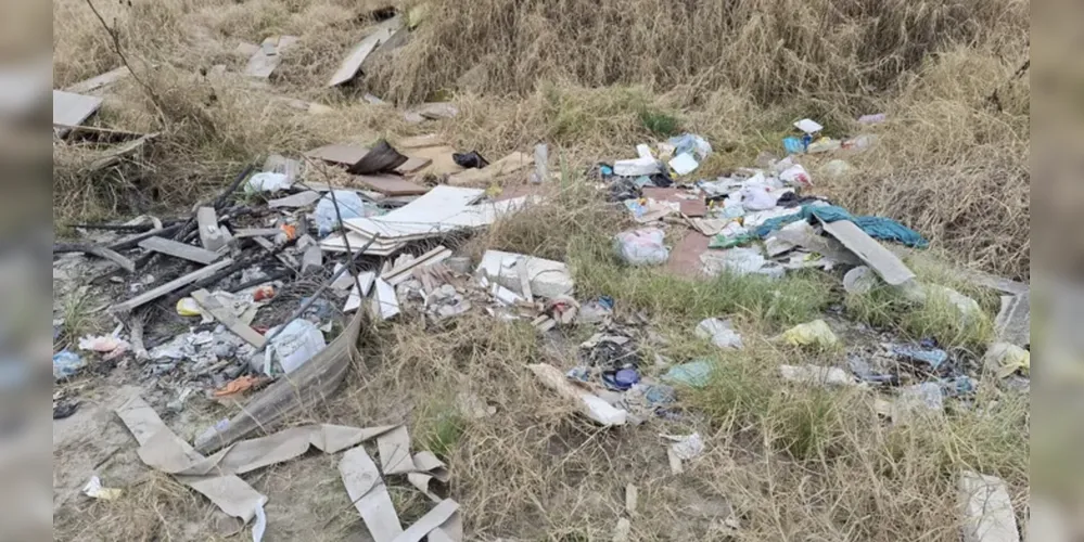 Descarte indevido de lixo em terrenos baldios preocupam Prefeitura de PG