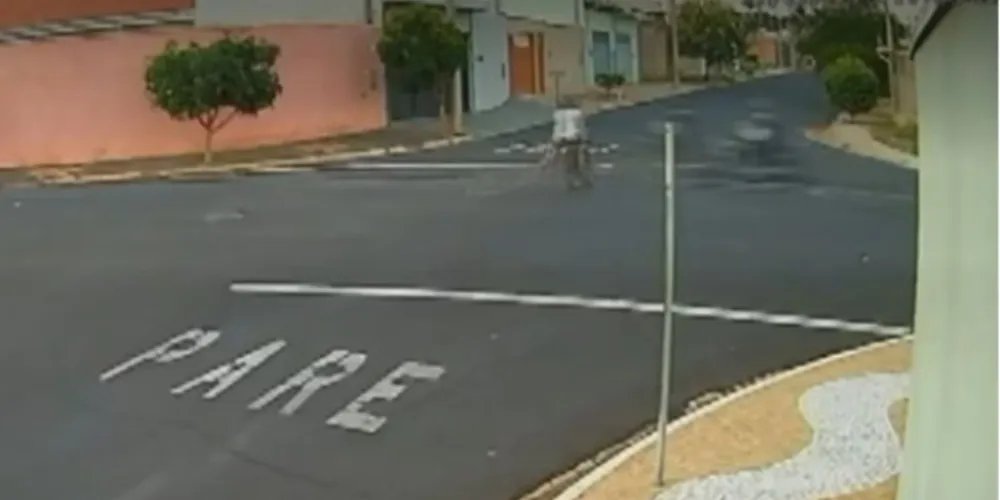 Meninos estavam em uma bicicleta motorizada e foram atingidos por uma motocicleta