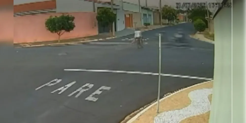 Meninos estavam em uma bicicleta motorizada e foram atingidos por uma motocicleta