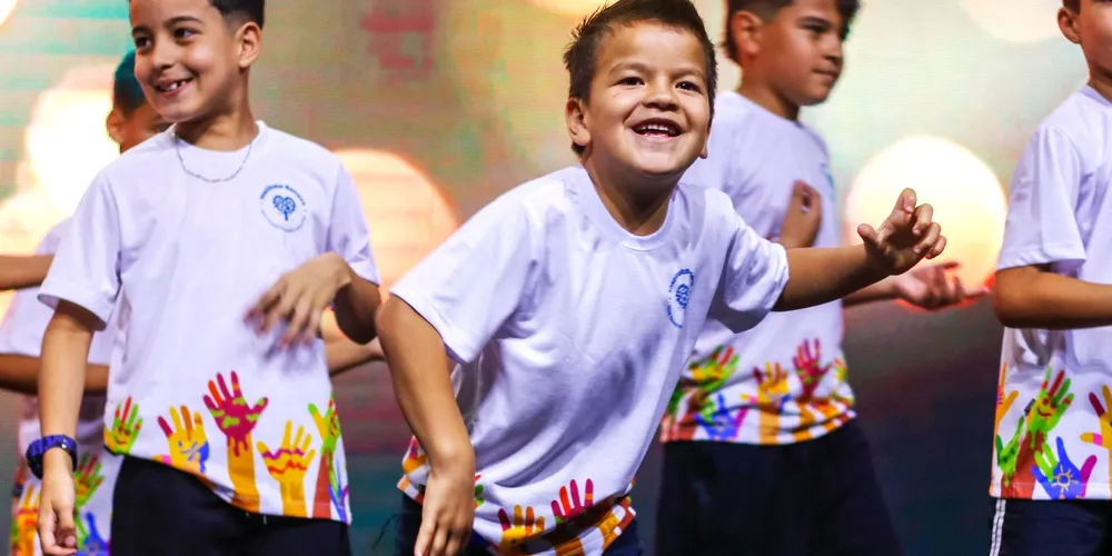 O Instituto oferece oficinas como judô, balé, futebol, pintura, artesanato e promove eventos culturais