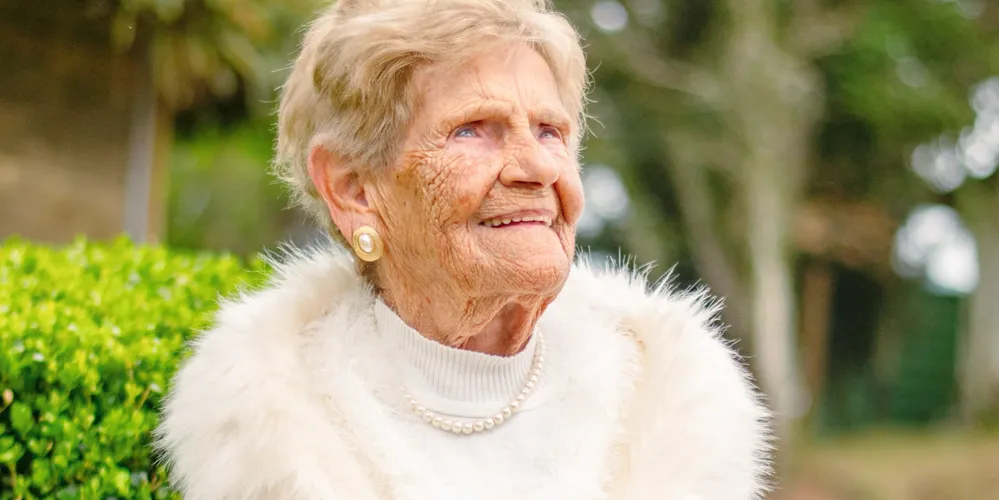 Dona Isaura gosta de um carteado e não dispensa uma dose diária de Amarula